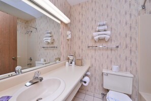 Amenidades de baño gratuitas, secadora de cabello, toallas 