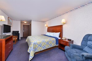 Quarto, 1 cama King | Escrivaninha, ferros/tábuas de passar roupa, Wi-Fi de cortesia