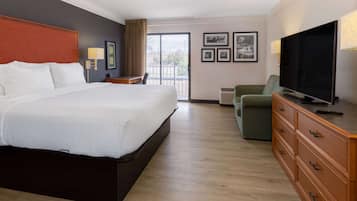 Executive Room, 1 King Bed, Non Smoking | Premium bedding, desk, blackout curtains, iron/ironing board