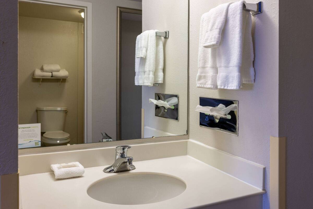 combined shower/bathtub, eco-friendly toiletries, hair dryer, towels