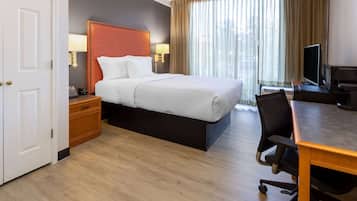 Literie de qualité supérieure, bureau, rideaux occultants