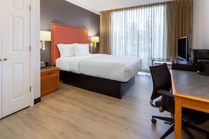Quarto luxo, 1 cama Queen, acessível, para não fumantes (Mobility,Roll-In Shower, Pet-Friendly) | Roupas de cama premium, escrivaninha, cortinas blackout