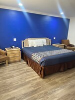 Escritorio, cortinas blackout y tabla de planchar con plancha 