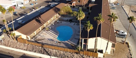 Piscine extérieure, parasols de plage, chaises longues