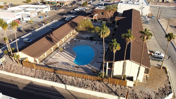 Una piscina al aire libre (de 08:00 a 22:00), sombrillas, tumbonas