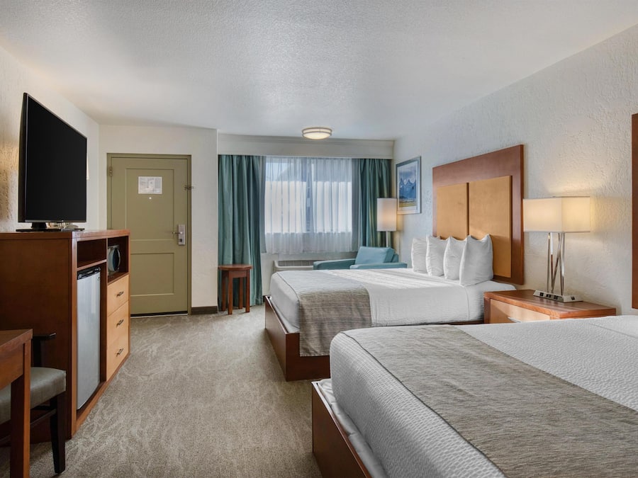Standard Room, 2 Queen Beds, Refrigerator & Microwave, Poolside | Blackout drapes, iron/ironing board, rollaway beds, free WiFi