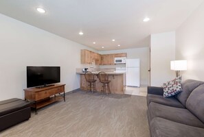 Suite, 2 lits doubles, non-fumeur, cuisine (Living Room;with Sofabed) | Rideaux d’obscurcissement, fer et planche à repasser