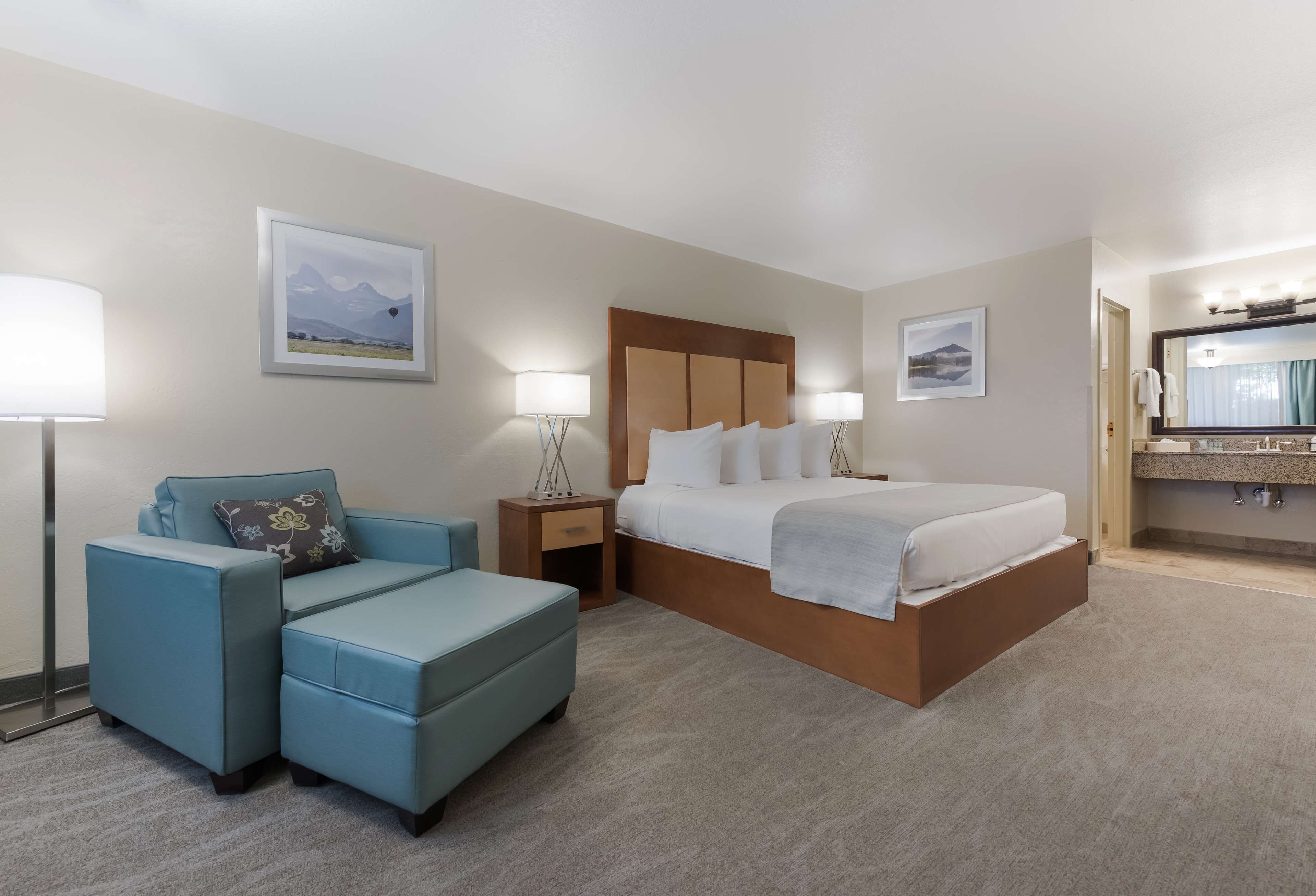 standard room, 1 king bed, refrigerator & microwave, poolside | blackout curtains, iron/ironing board, rollaway beds, free wifi