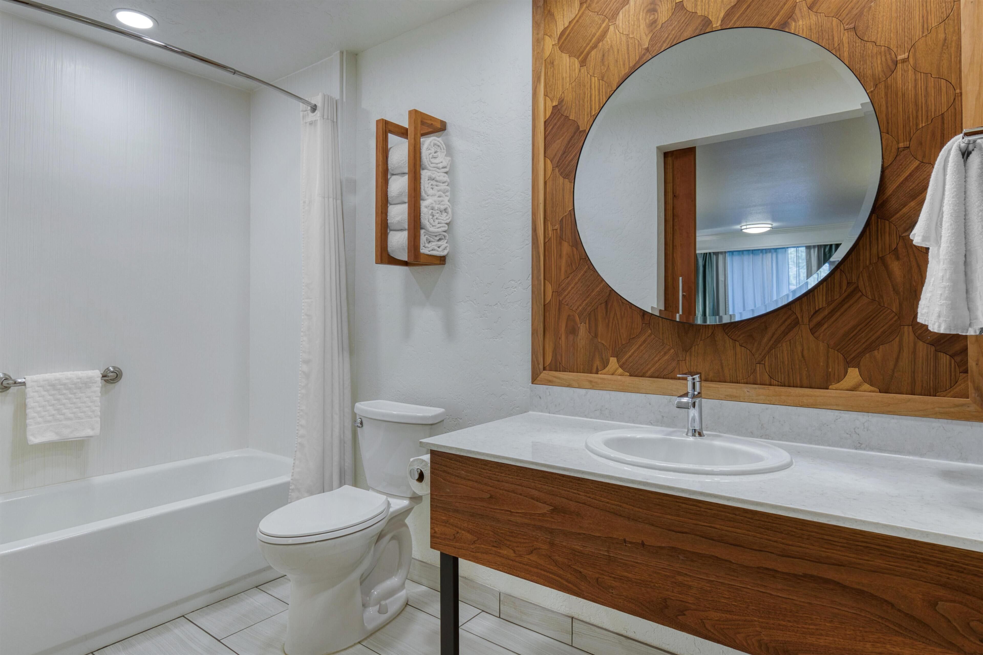 Phòng Tiêu chuẩn, 2 giường cỡ queen, không hút thuốc, tủ lạnh & lò vi sóng (Pet Friendly) | Phòng tắm | Vòi sen/bồn tắm kết hợp, đồ dùng nhà tắm miễn phí, máy sấy tóc 
