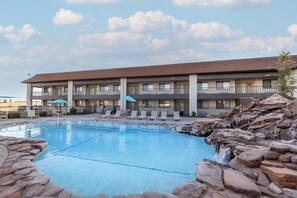 Outdoor pool, pool loungers - Best Western Foothills Inn (Mountain Home)