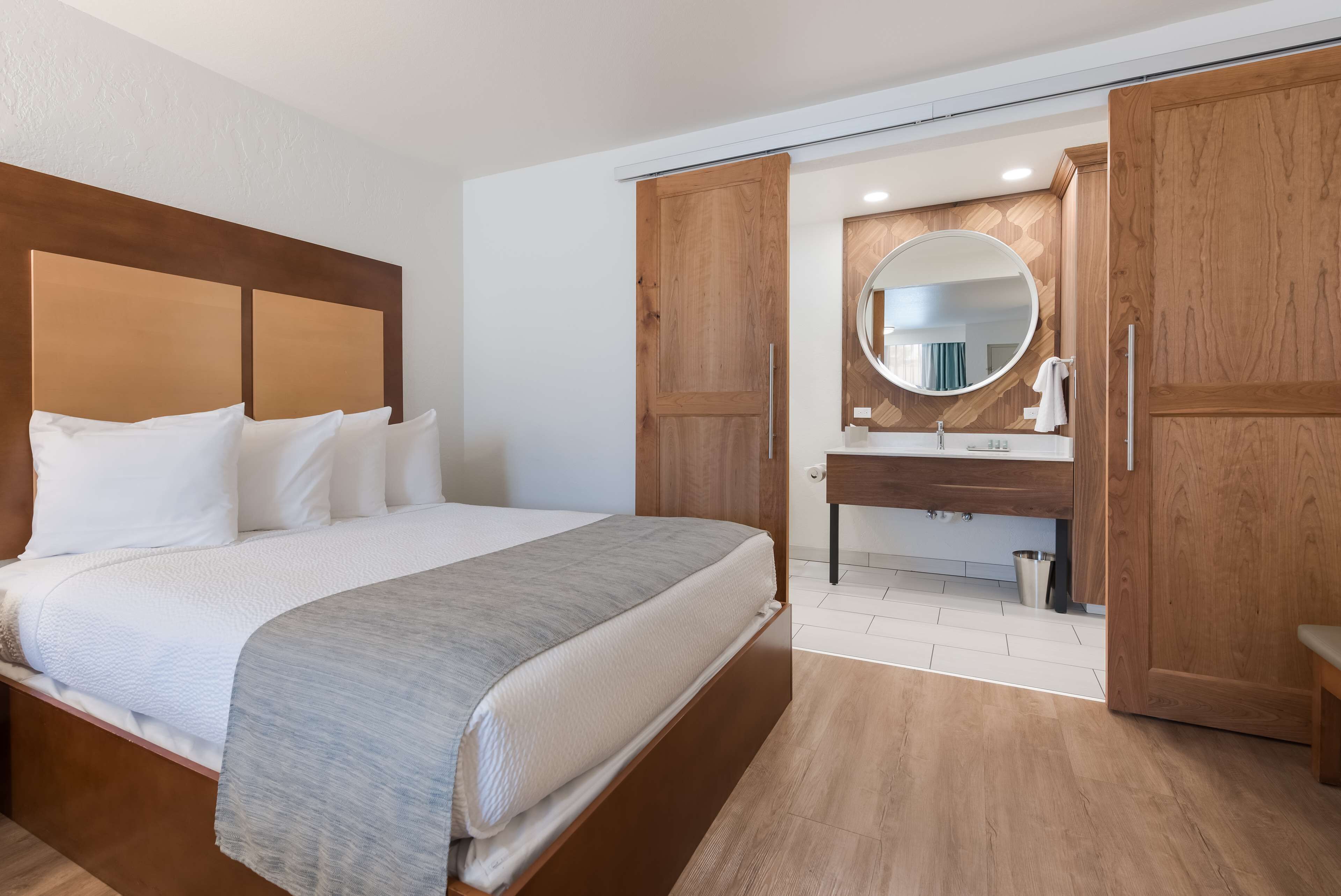 標準客房, 2 張加大雙人床, 非吸煙房, 冰箱和微波爐 (Pet Friendly) | 遮光布/窗簾、熨斗/熨衣板、折疊床/加床、免費無線上網