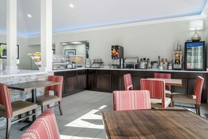 Desayuno autoservicio gratuito y diario