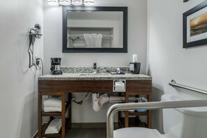 Room, 1 Katil Ratu (Queen), Accessible, Non Smoking | Peti besi dalam bilik, dilengkapkan perabot secara berasingan 