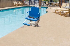 Outdoor pool - Days Inn by Wyndham Nashville North/Opryland Area (Nashville)