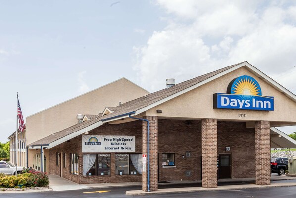A Days Inn with a sign indicating free high-speed wireless internet access.