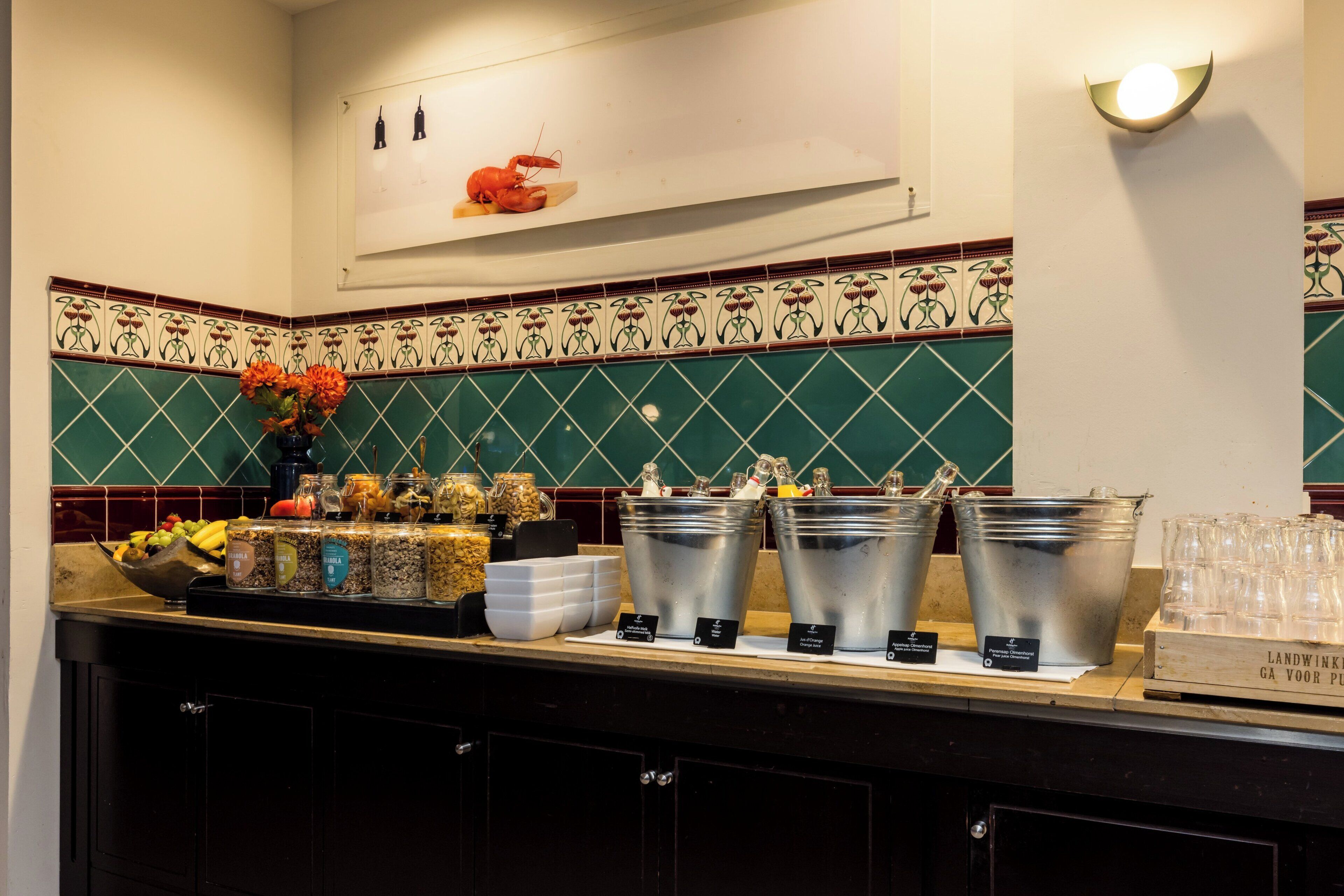 Un espace buffet proposant une variété de plats et de boissons en libre-service.