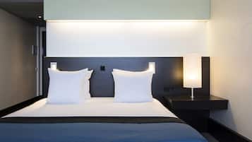 Habitación Premium, 1 cama King size, vista a la ciudad | Minibar, caja de seguridad en la habitación y escritorio