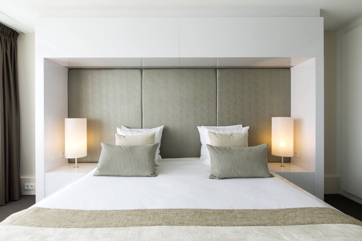 suite, 1 king bed, city view | 1 bedroom, minibar, in-room safe, desk