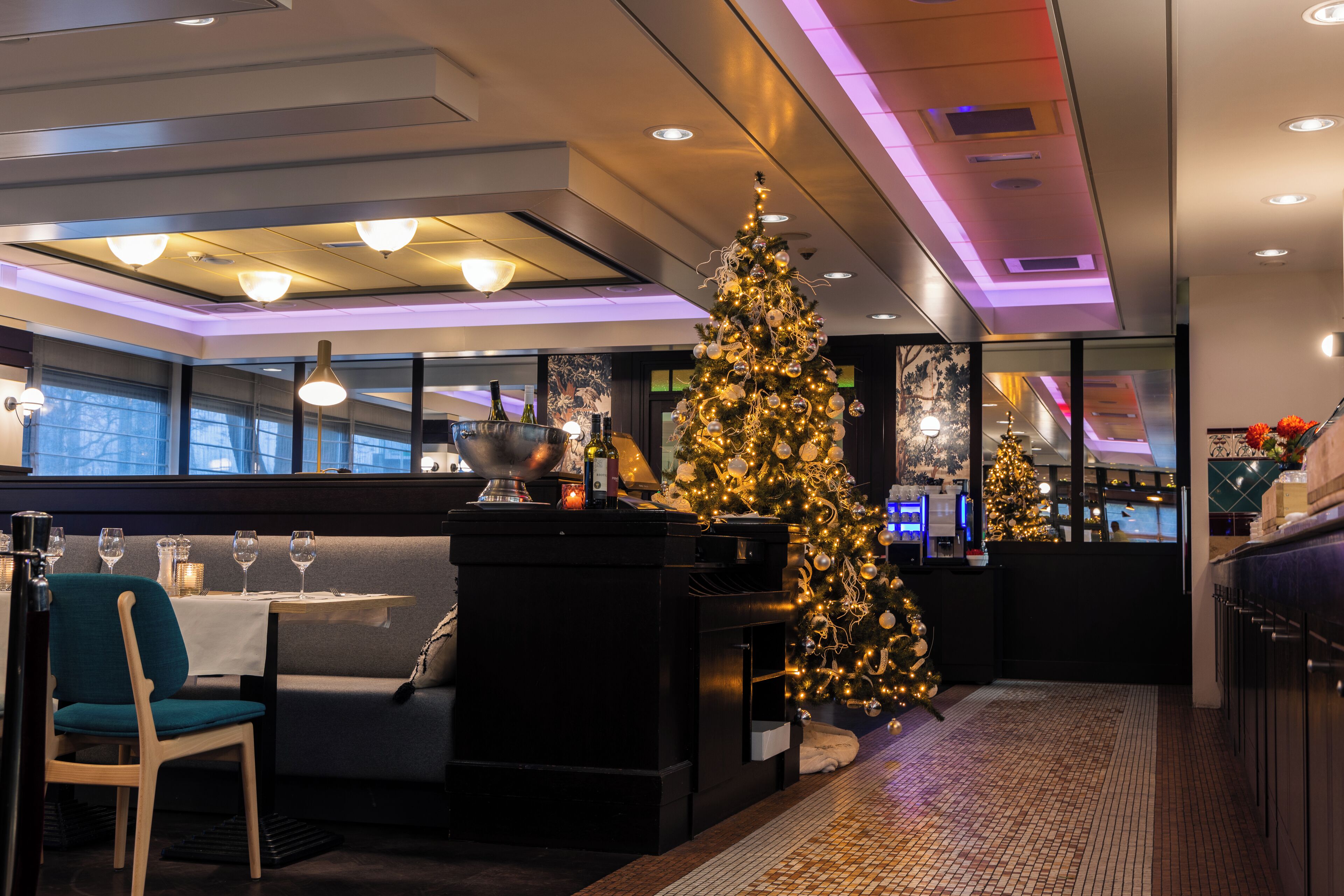 Se sirven desayunos, almuerzos y cenas; cocina internacional