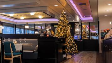 Breakfast, lunch, dinner served; international cuisine