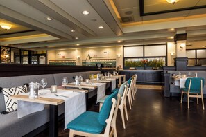 Breakfast, lunch, dinner served; international cuisine  - Holiday Inn Eindhoven Centre by IHG (Eindhoven)