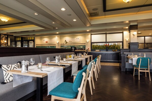 Serveert ontbijt, lunch, diner, internationale gerechten 