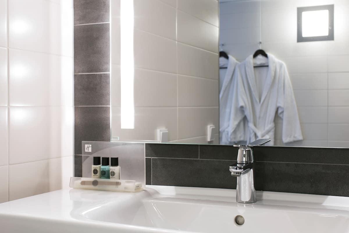suite, 1 bedroom, city view | bathroom | free toiletries, hair dryer, towels