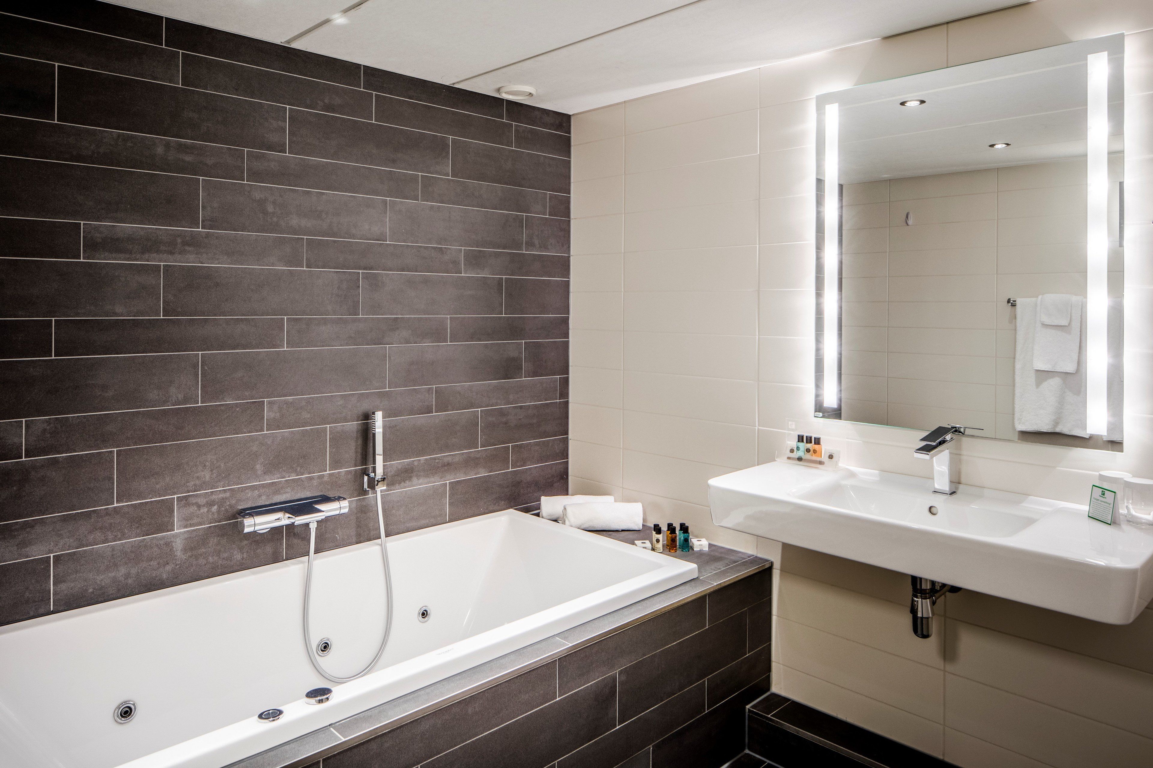 suite, 1 king bed, city view | bathroom | free toiletries, hair dryer, towels