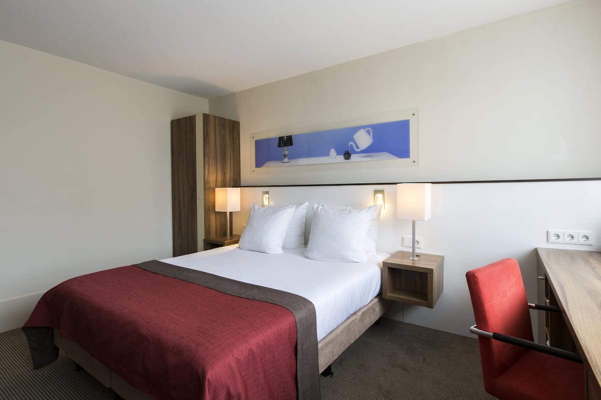 Standard Room, 1 Queen Bed | Minibar, in-room safe, desk, blackout drapes
