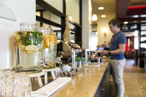 Se ofrece un desayuno bufé entre semana (23 EUR por persona)