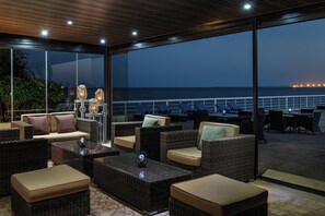 2 bares, bar junto a la piscina