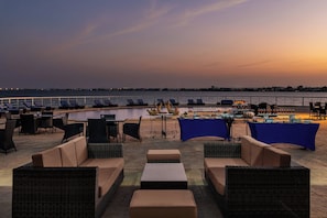 2 bars/lounges, poolside bar