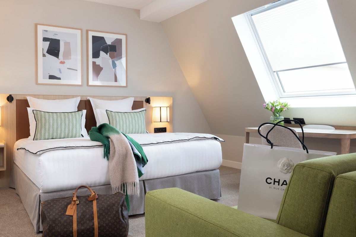 Junior Room | Minibar, in-room safe, desk, laptop workspace