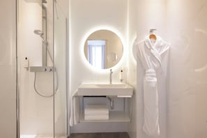 Artículos de higiene personal gratuitos, secador de pelo y toallas