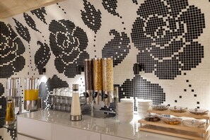 Tägliches Frühstücksbuffet (21 EUR pro Person)