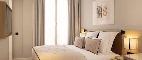 Quarto casal conforto | Frigobar, cofres nos quartos, escrivaninha