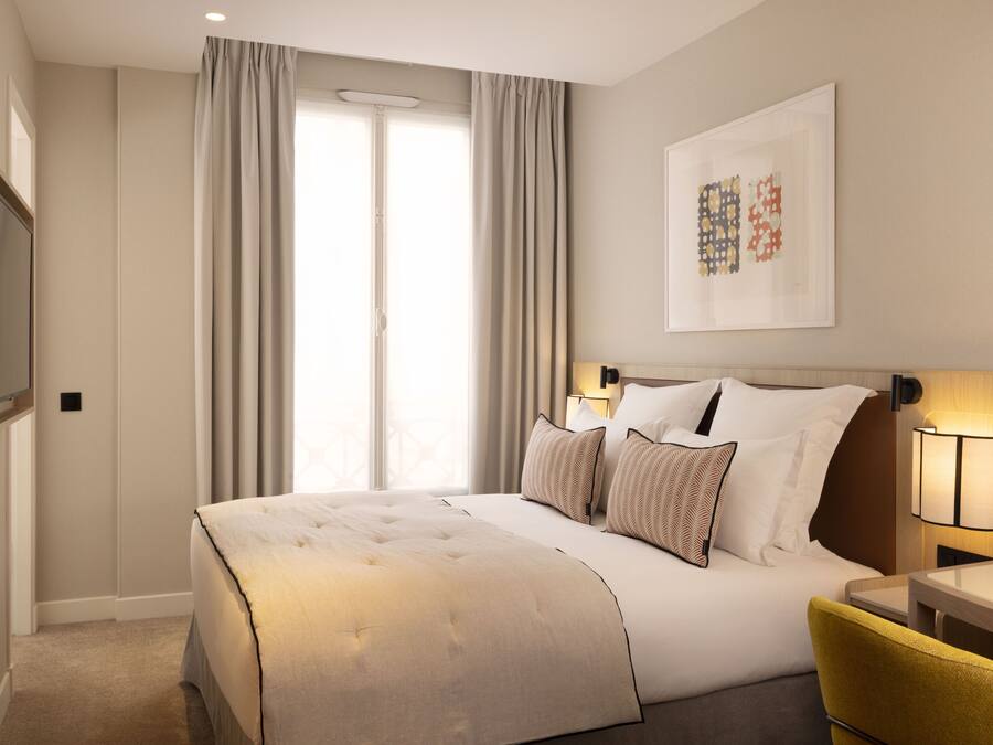 Habitación Confort doble | Minibar, caja fuerte, escritorio y espacio para trabajar con un portátil