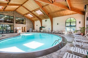 Indoor pool, sun loungers