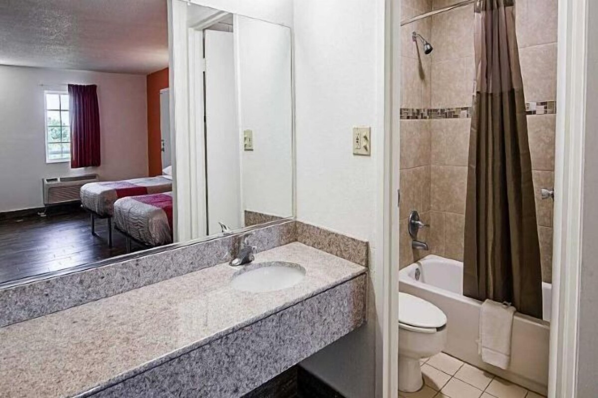 Salle de bain | Ensemble baignoire-douche, articles de toilette (gratuits)