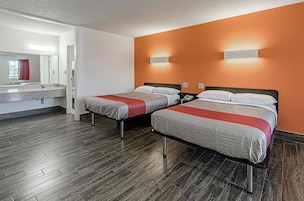 Espacio para trabajar con un portátil y tabla de planchar con plancha