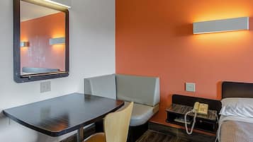 Espace de travail pour ordinateur portable, fer et planche Ă repasser