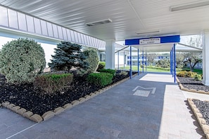 Front of property - Motel 6 Staunton, VA (Staunton)