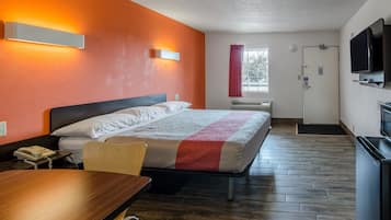 Espacio para trabajar con laptop y tabla de planchar con plancha