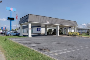 Front of property - Motel 6 Staunton, VA (Staunton)