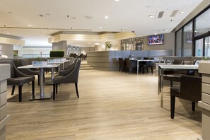 Breakfast, lunch served; local and international cuisine, pool views - Toronto Don Valley Hotel and Suites (Toronto)