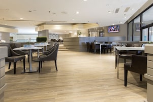 Se sirven desayunos y cocina local e internacional, junto a la piscina