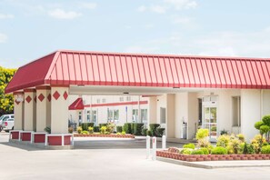 Exterior - Ramada by Wyndham Enid (Enid)