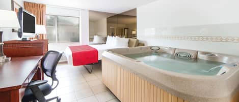 Suite, 1 cama King size, para no fumadores, hidromasaje | Escritorio, cortinas blackout y tabla de planchar con plancha