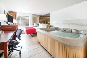 Suite, 1 kingsize bed, niet-roken, hot tub | Een bureau, verduisterende gordijnen, een strijkplank/strijkijzer