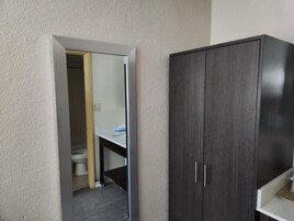 Duschwanne, umweltfreundliche Kosmetikartikel, Haartrockner, Handtücher